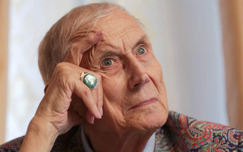 هەموو کاتێک دەستی ژنێک پەیدا دەبێت